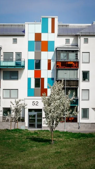 Un couple emballe des meubles dans un appartement lumineux, en vue d'un déménagement.